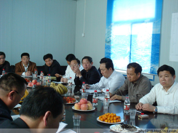 市政府常务副市长王浩在菏泽大剧院工地组织召开现场办公会